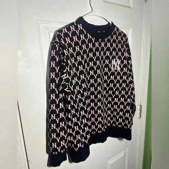 MLB New York YANKEES Monogram Embossed Sweatshirt Small Black & Pink Baseball - Picture 3 of 13